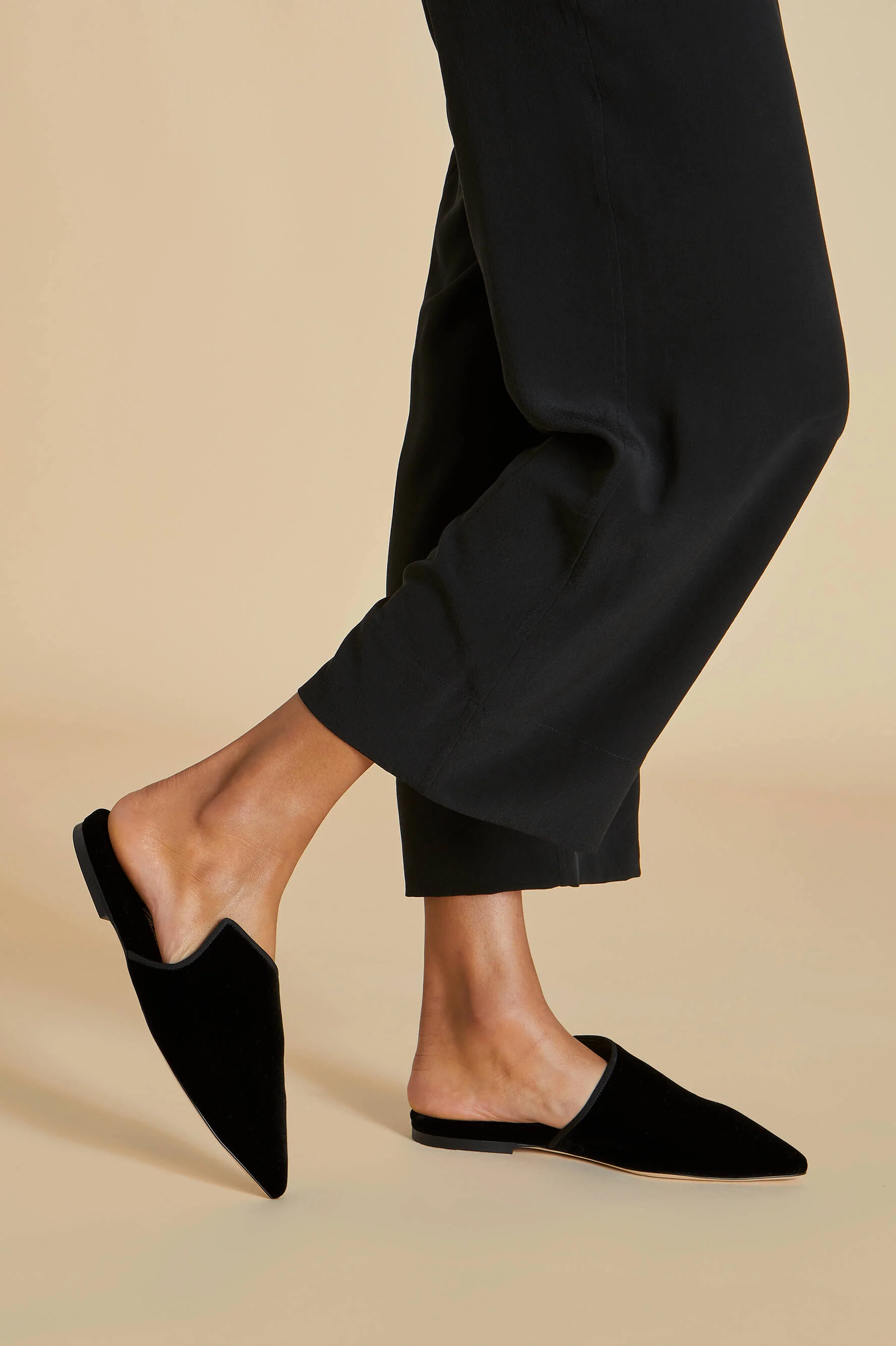 Contessa Verona Black Slippers in Velvet - Image 5